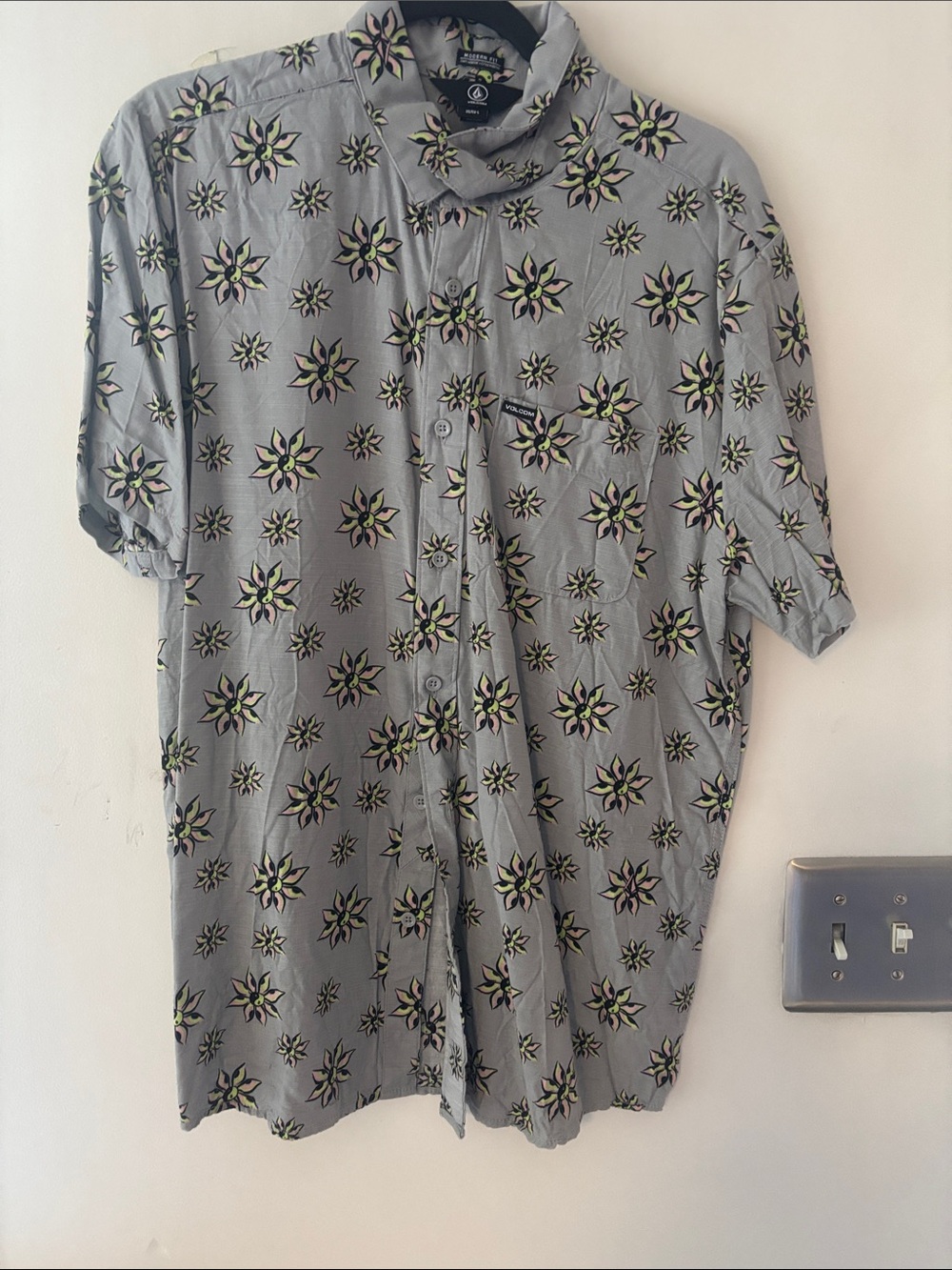 Volcom Gray Short-Sleeve Button-Up Shirt with Floral Star Print
